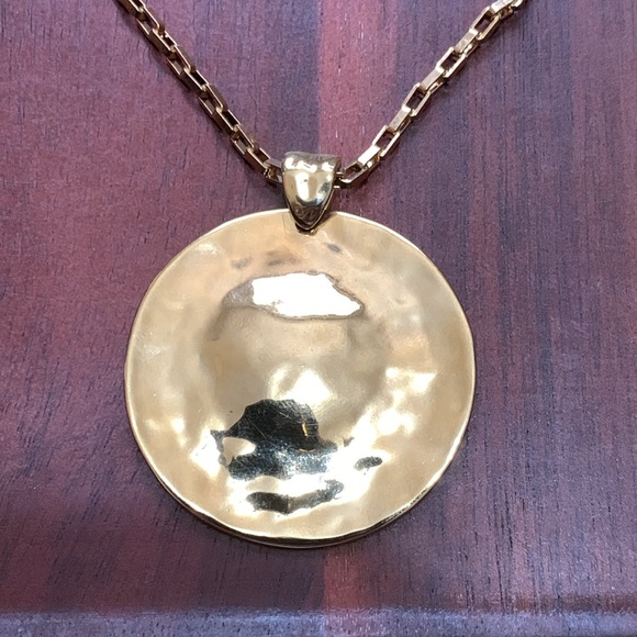 NWT Robert Lee Morris gold tone hammered circle pendant necklace - Picture 2 of 10